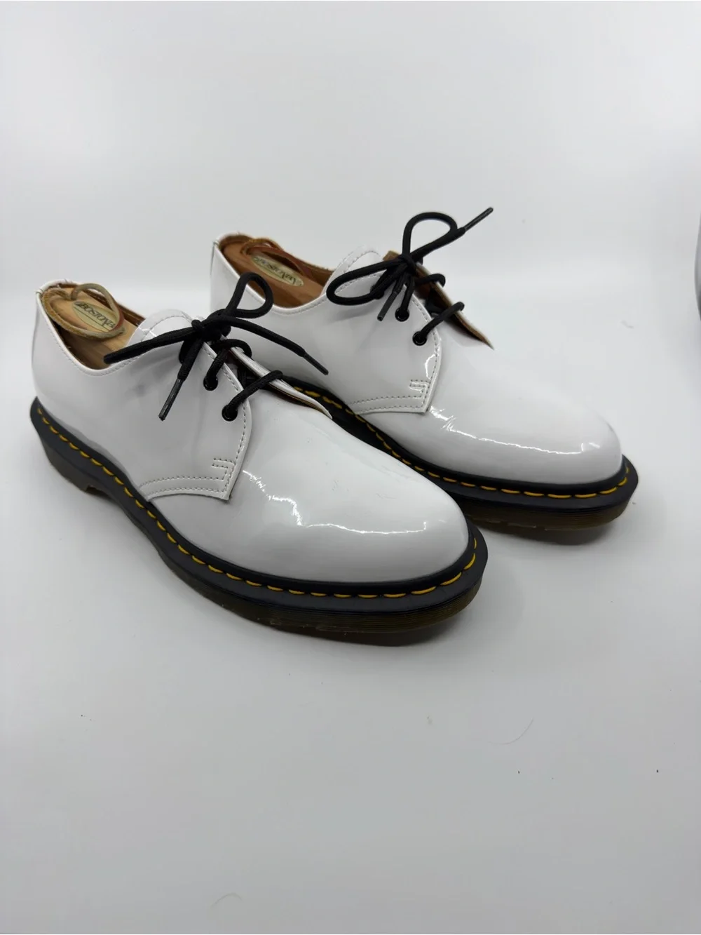 Dr. Martens 1461 Oxford shoes featuring a white patent leather upper SZ 10